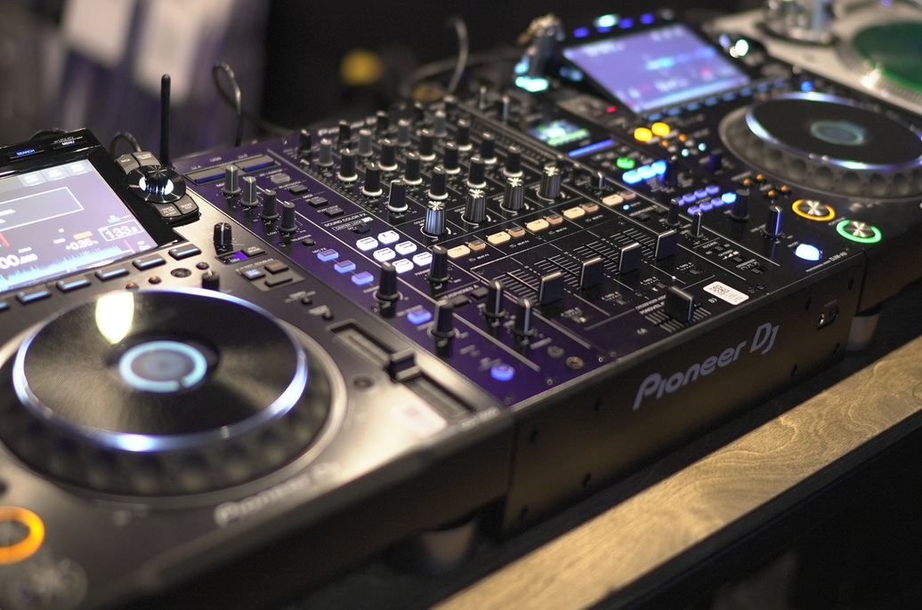 Оборудование для диджеинга и звукозаписи